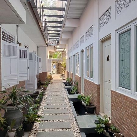 Bu Sepuh Guesthouse Sangkanurip Eksteriør bilde