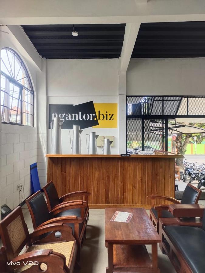 Bu Sepuh Guesthouse Sangkanurip Eksteriør bilde