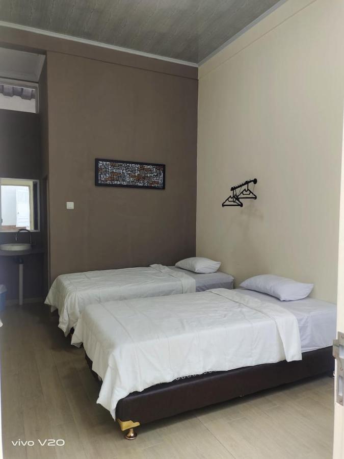 Bu Sepuh Guesthouse Sangkanurip Eksteriør bilde