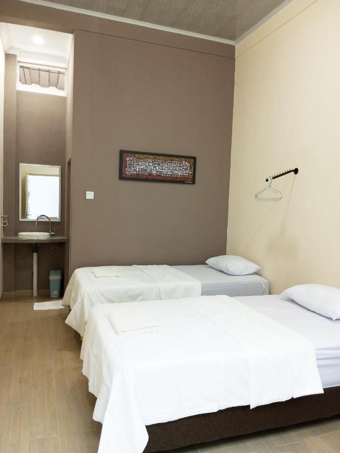 Bu Sepuh Guesthouse Sangkanurip Eksteriør bilde