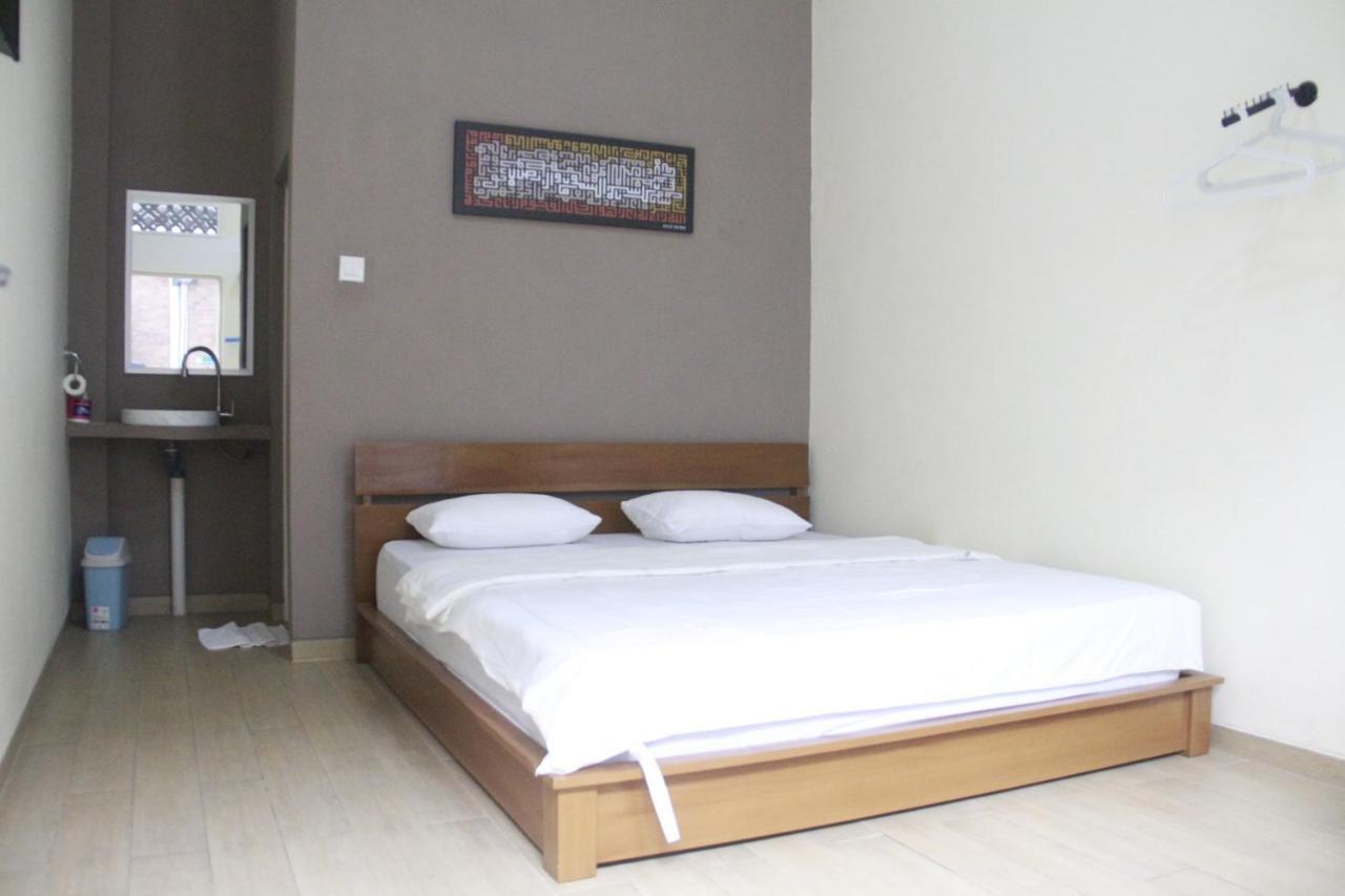 Bu Sepuh Guesthouse Sangkanurip Eksteriør bilde