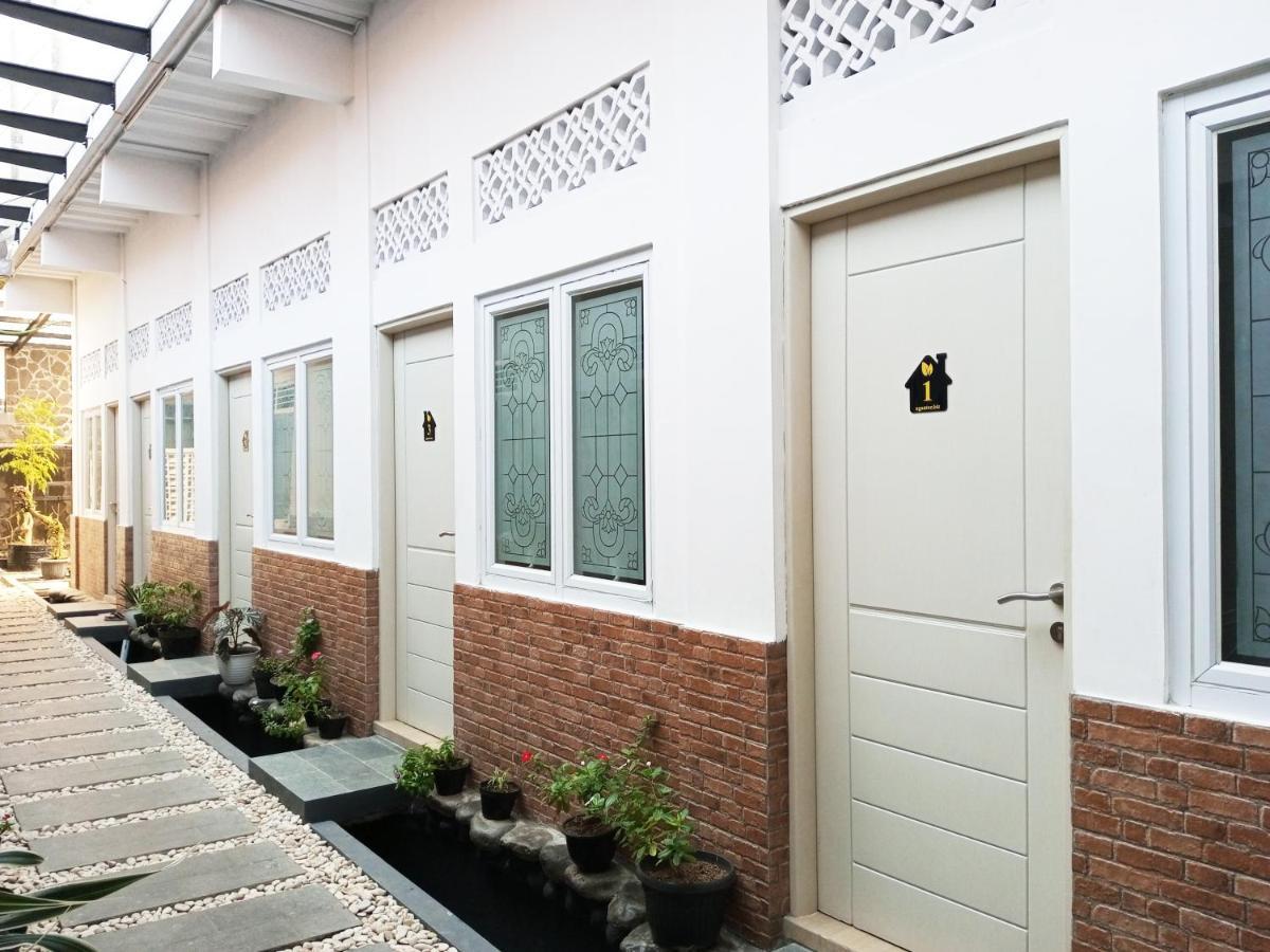 Bu Sepuh Guesthouse Sangkanurip Eksteriør bilde