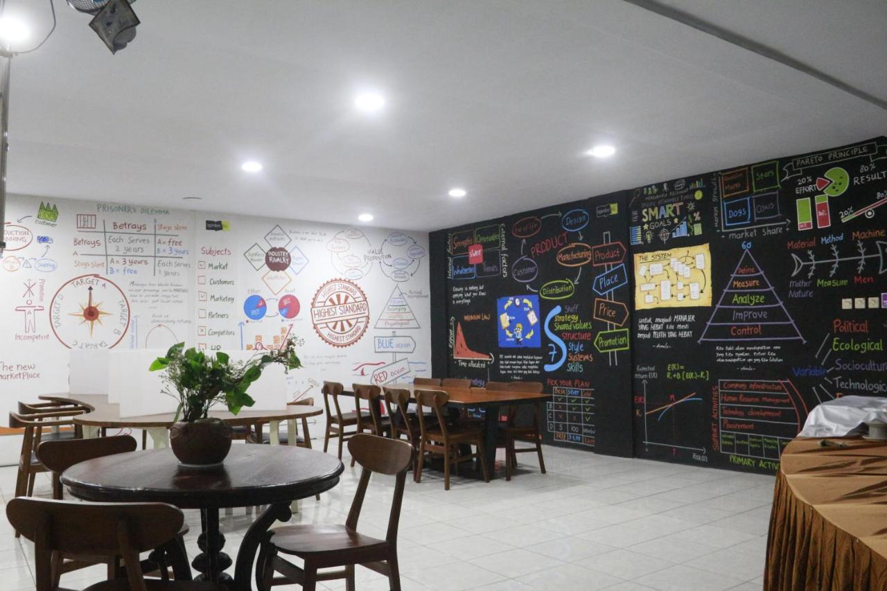 Bu Sepuh Guesthouse Sangkanurip Eksteriør bilde
