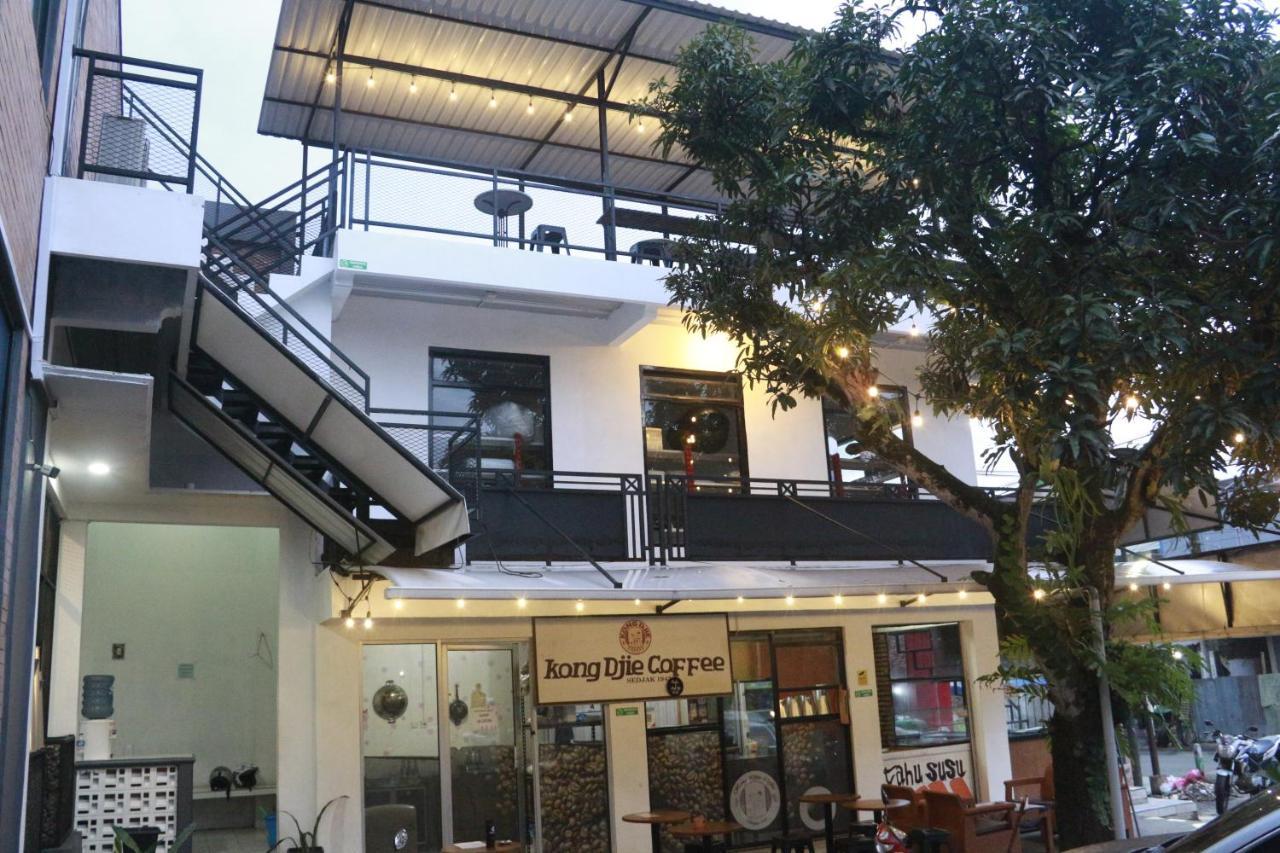 Bu Sepuh Guesthouse Sangkanurip Eksteriør bilde