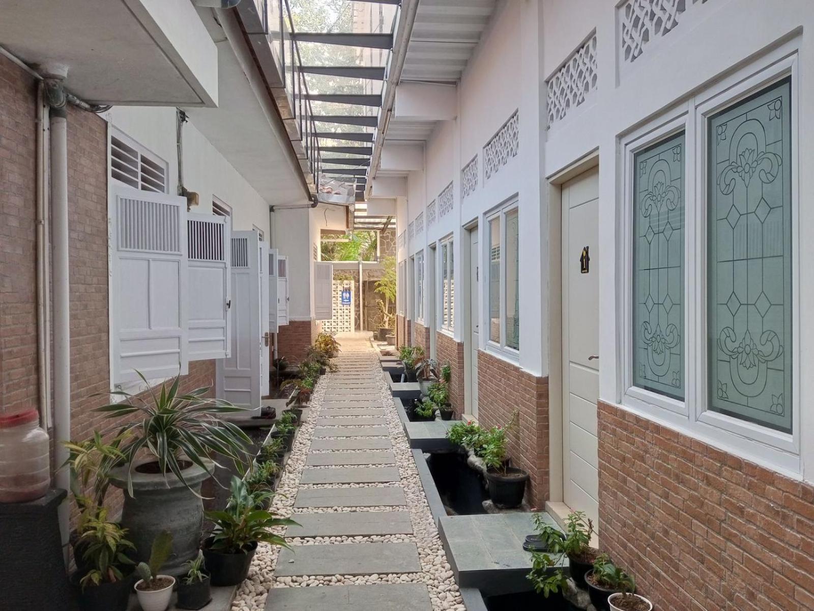 Bu Sepuh Guesthouse Sangkanurip Eksteriør bilde